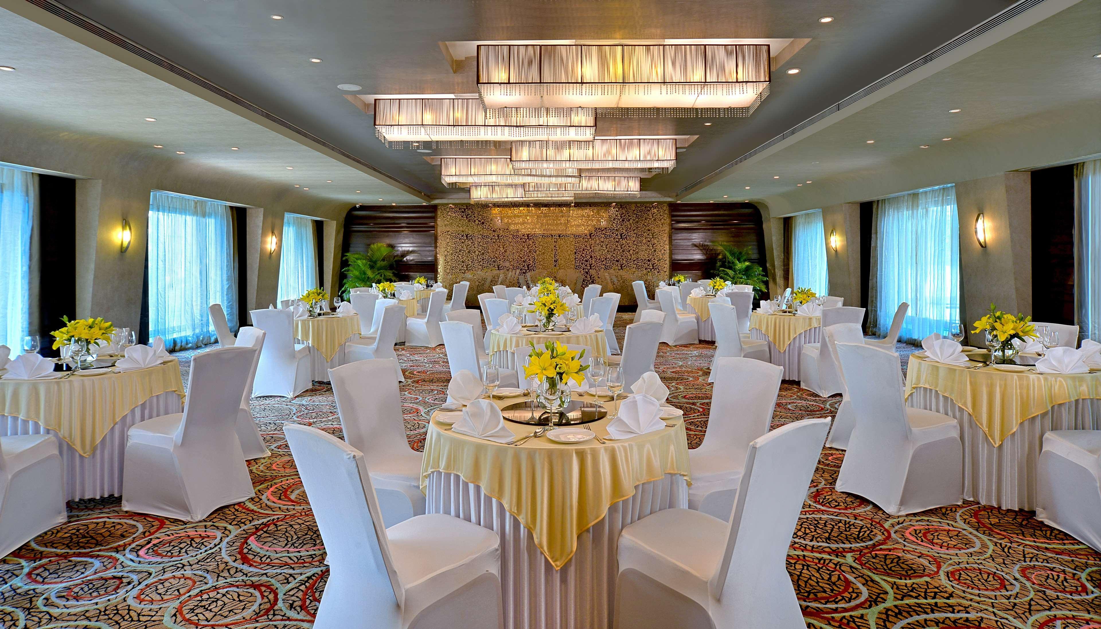 Radisson Mumbai Goregaon ภายนอก รูปภาพ